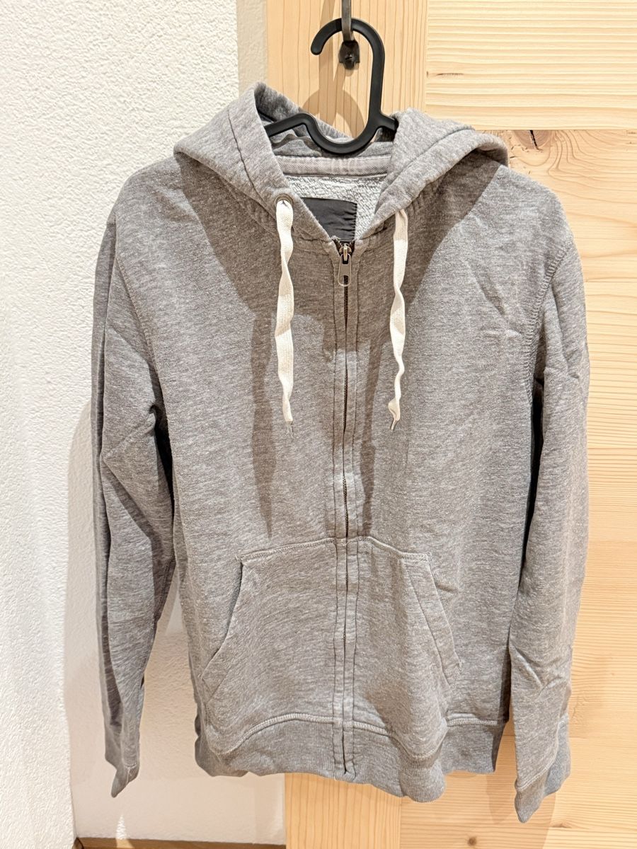 Pulls & Sweat-shirts: Grauer Kapuzenpullover, Grösse M – D'occasion à Affoltern BE par _Kaeser_