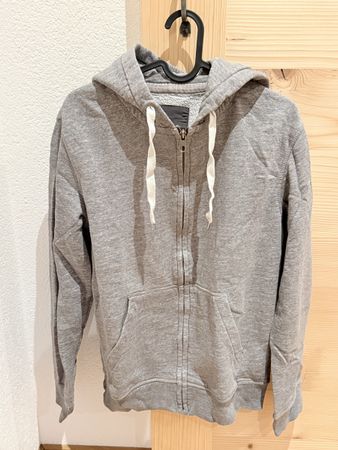 Grauer Kapuzenpullover, Grösse M