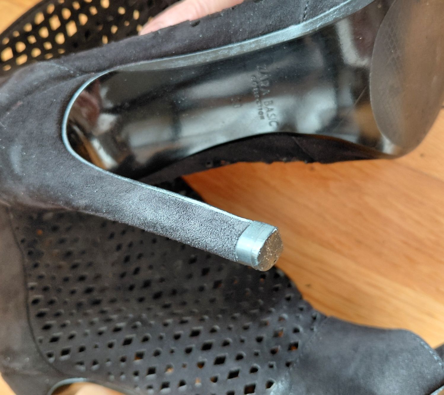 Zara Scarpe da donna: Bottines à talons aiguilles découpées en daim – Usato da La Croix (Lutry) venduto da dib_bf9b 5