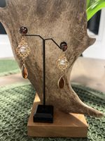 Elegante Ohrringe, goldfarben mit Perle und braunen Steinen