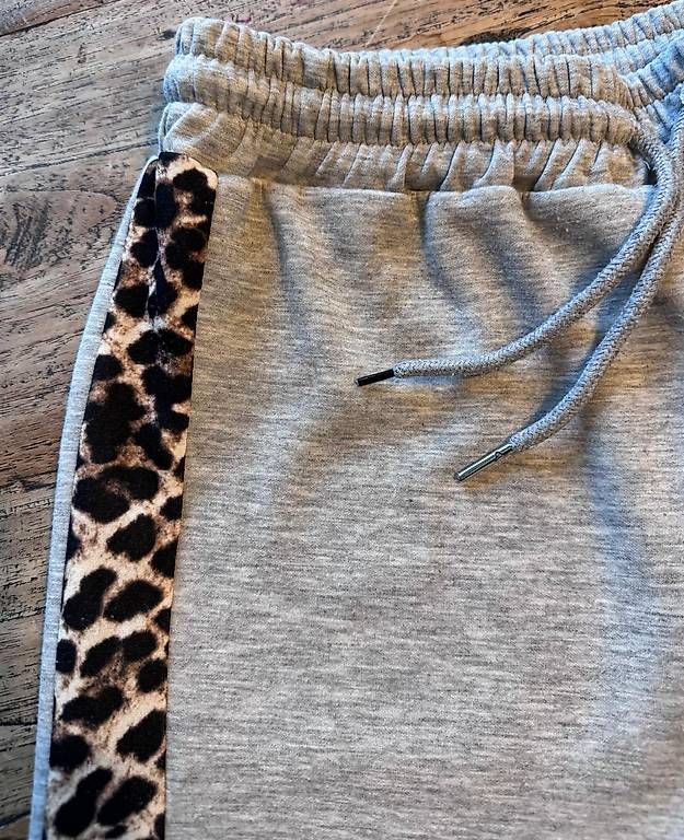 Pantaloni: Trainingshose grau mit Leopard Muster. Gr. S-M. – Usato da Zürich venduto da Sunnyflower97 1