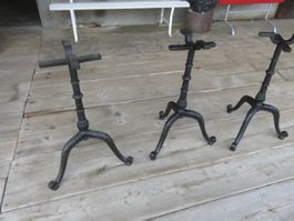 2 antike Gussfüsse