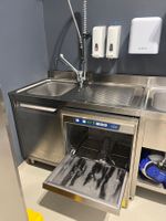 Gastro-Geschirrspülmaschine mit Becken und Tisch