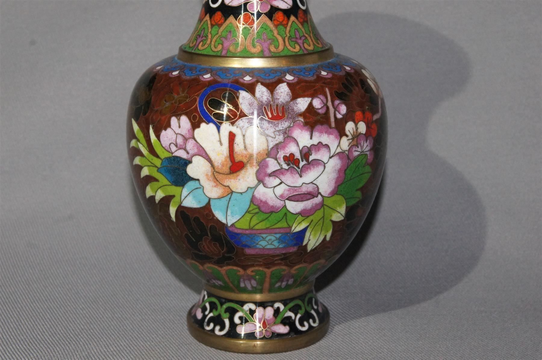 Vasen & Gefässe: Wunderbare, rote Cloisonnéevase mit Päonienblüten usw. – Gebraucht aus Geroldswil von ARTEFACTO 1