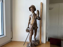 Bronzefigur Fischerjunge Martin mit Korb 38 cm gross