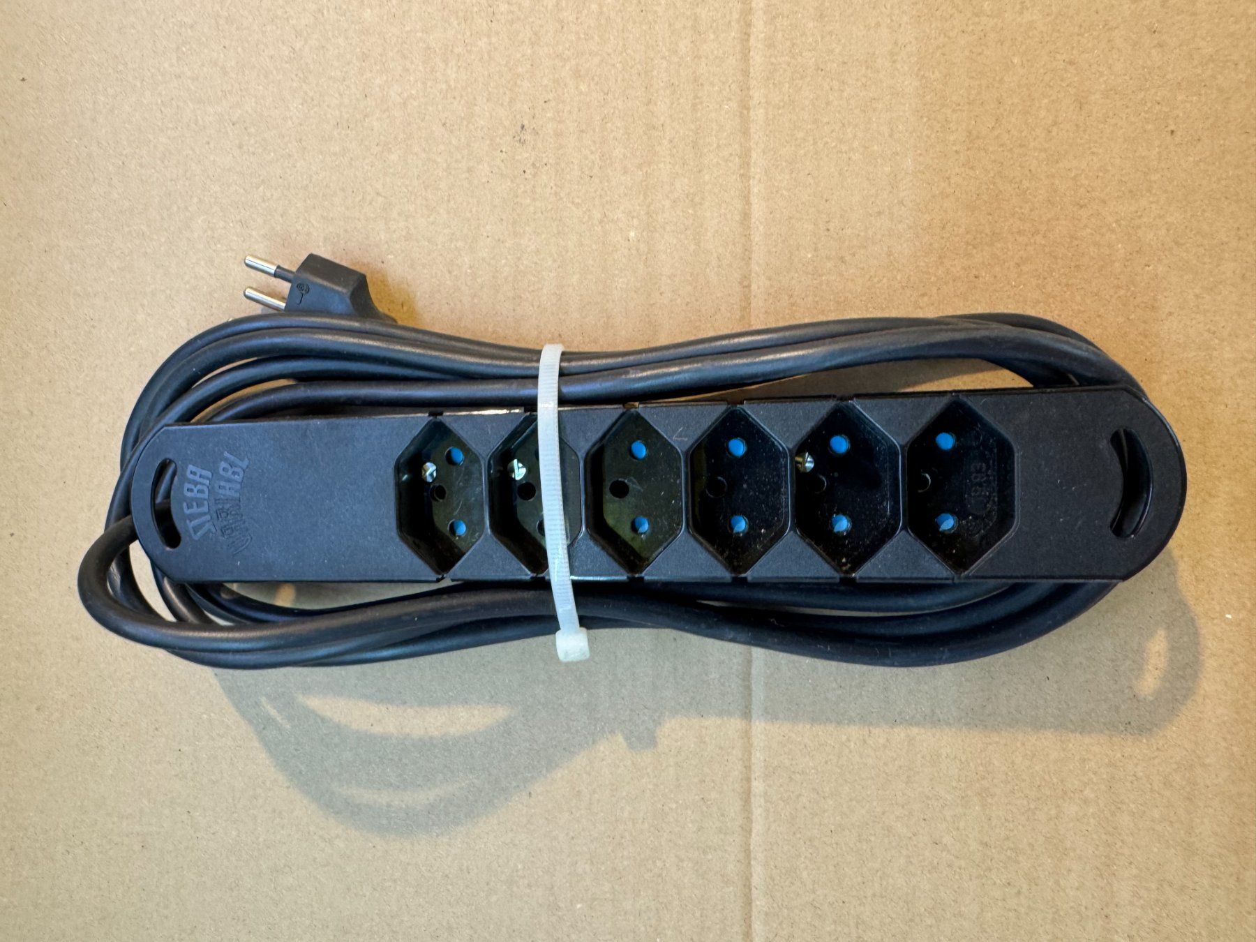 Stromzufuhr: Multiprise noire 6 prises avec câble – Gebraucht aus Tatroz von DanielCut