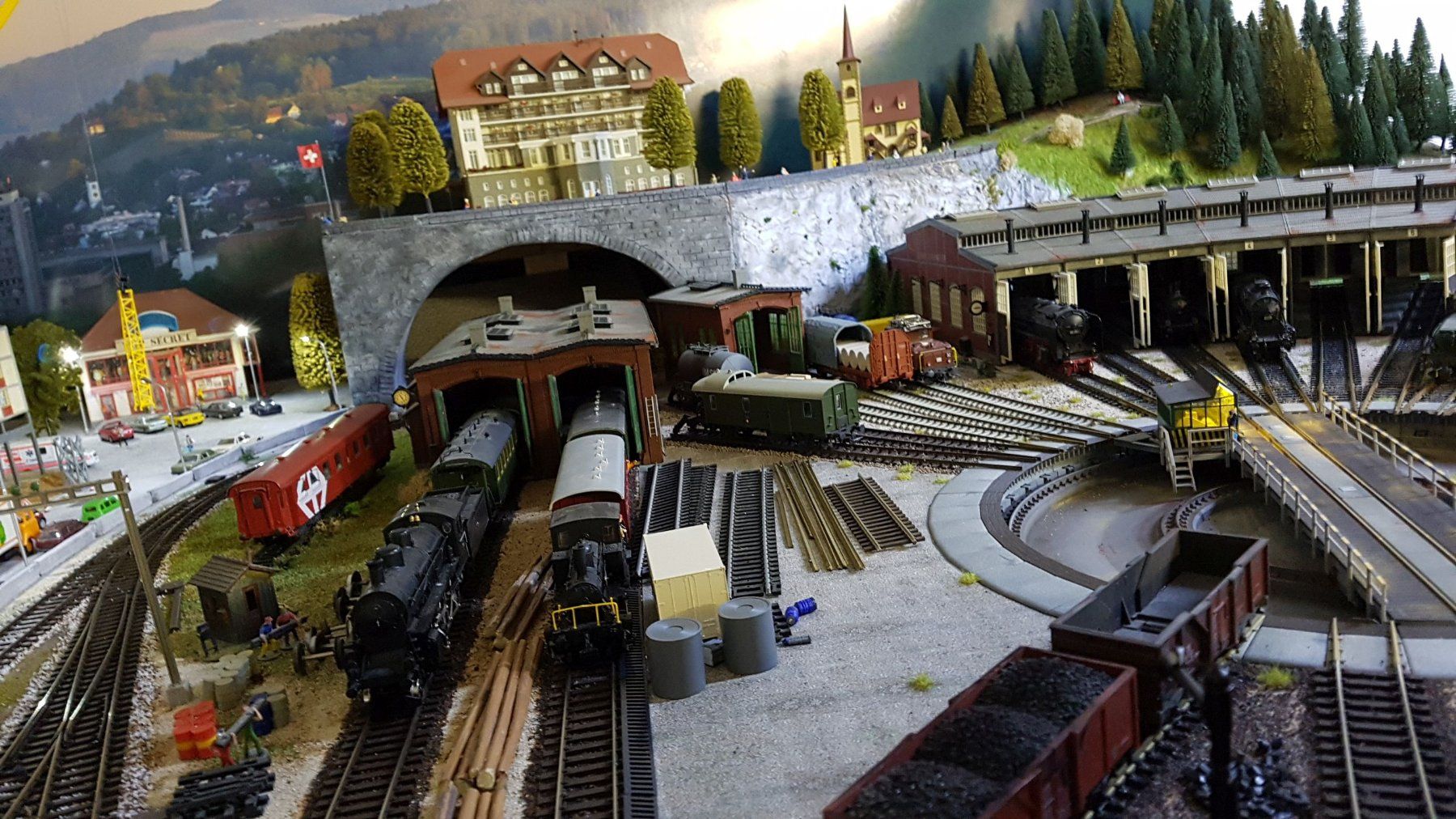Hag Modelleisenbahnen: Anlage mit Rollmaterial, Weichen, Landschaft, volldigital – Gebraucht aus Fehraltorf von snoopydoopy