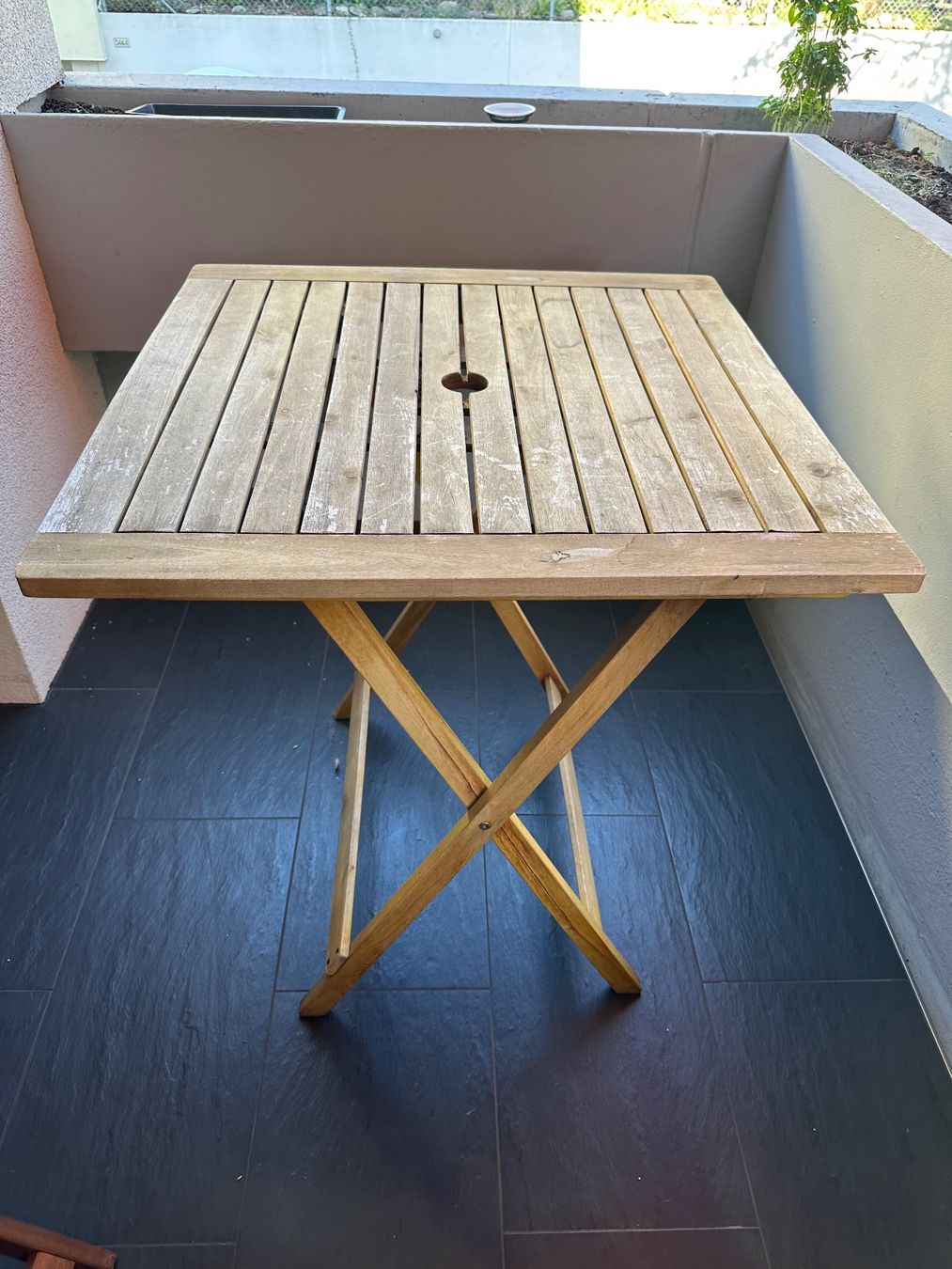 Tables: Lovely foldable outdoor table – D'occasion à Dübendorf par ket_cd6z
