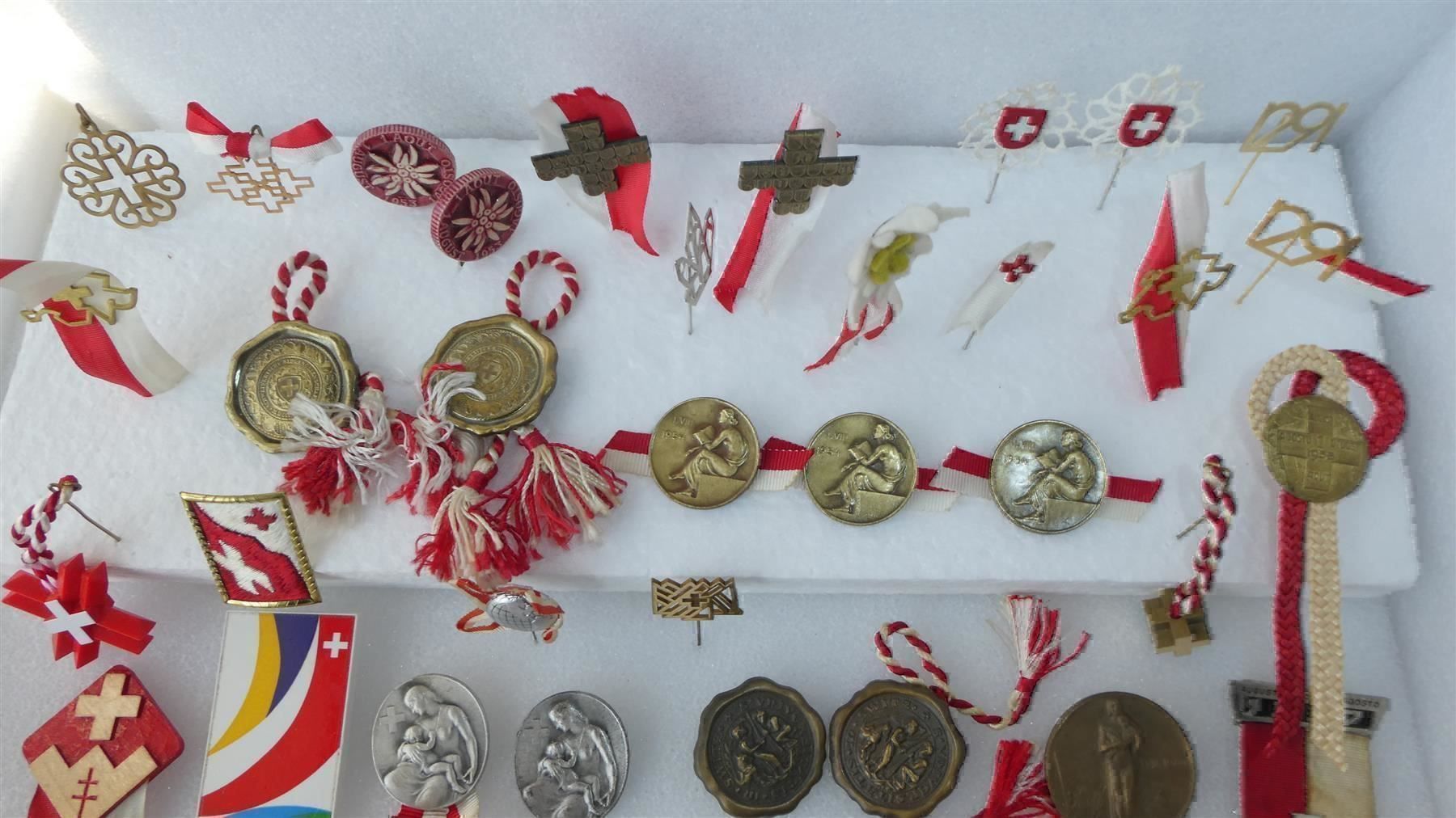 Swiss Plaketten & Abzeichen: August Augustabzeichen Badges 46 Stück – Gebraucht aus Frauenfeld von Astra13 2