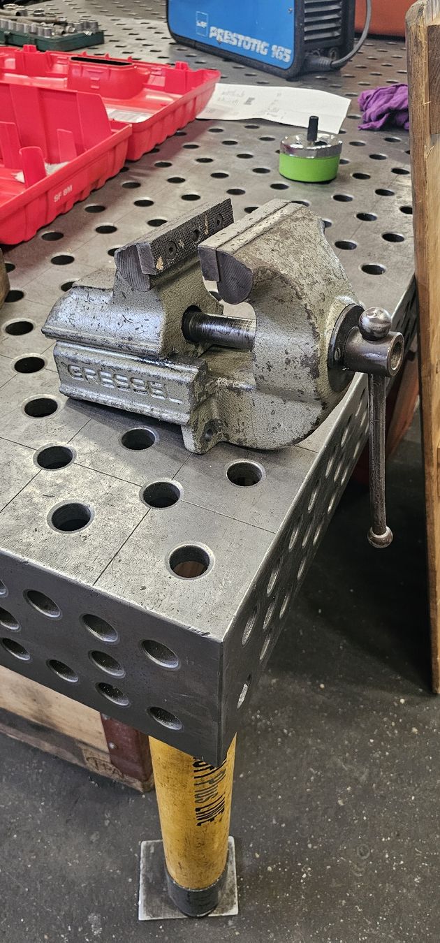 Gressel Tutti gli attrezzi: Gressel Schraubstock 100mm Backenbreite  – Usato da Emmenbrücke venduto da inf_l8yf 1