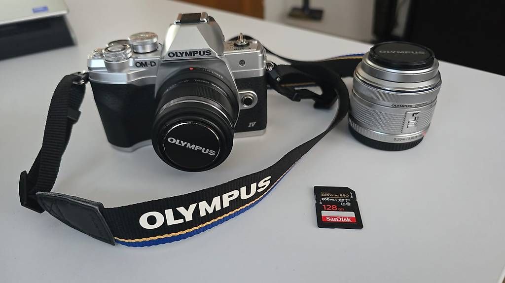 Olympus Fotocamera: Olympus OM-D E-M10 Mark IV Kamera Set / mit 2 Objektiv – Usato da Bütschwil venduto da Nesh05