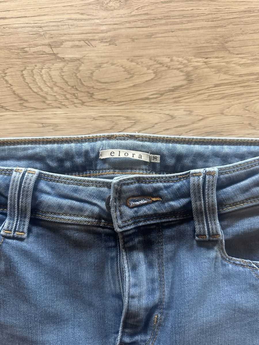 Jeans: Jean Elora bleu clair, taille 36, comme neuf – Nuovo (secondo la descrizione) da Château-d'Oex venduto da caroline. 2