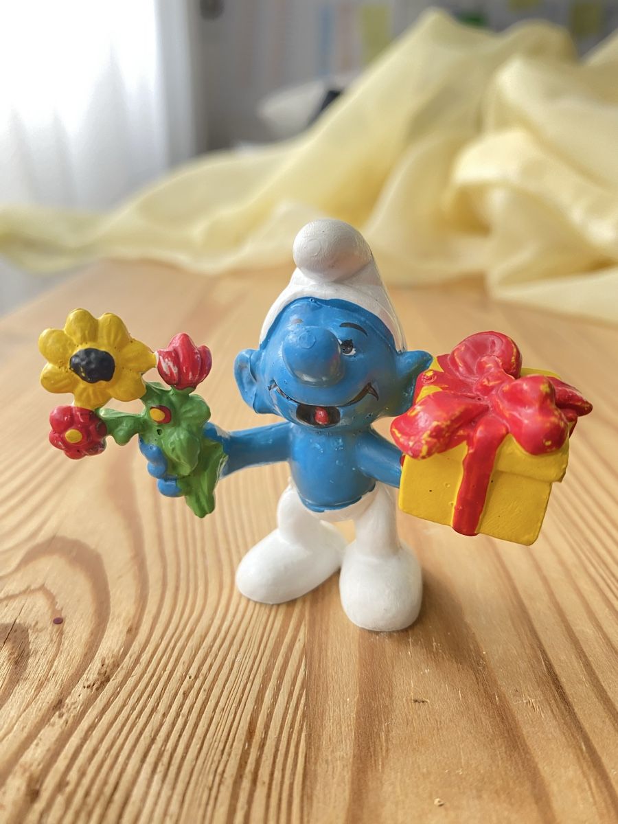 Schleich Statuette: Schlumpf mit Blumen und Geschenk – Usato da Fehraltorf venduto da Marian4