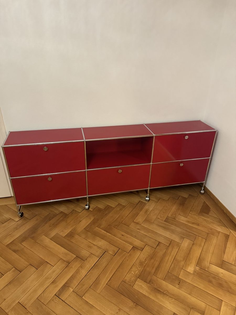 USM Scaffali: USM Haller Sideboard Rubinrot auf Rollen Q2 – Usato da Balsthal venduto da Designhaus.Schmitt