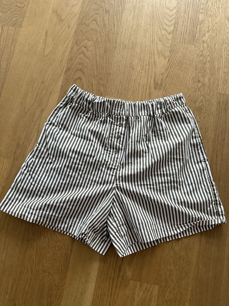 Claudie Pierlot Pantaloni: Claudie Pierlot Shorts – Nuovo (secondo la descrizione) da Luzern venduto da Itsclaire