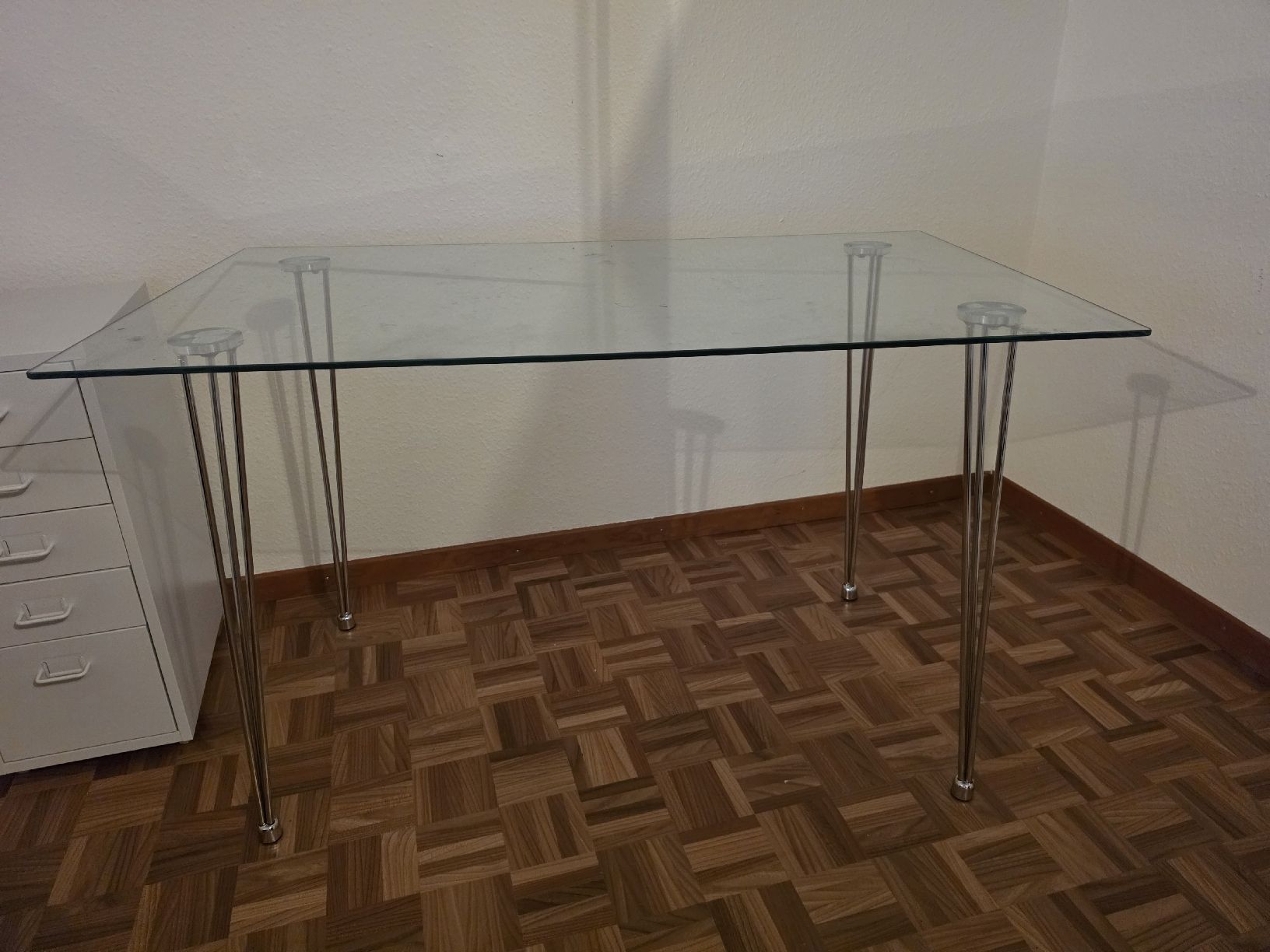 Tavoli: Glastisch mit Metallbeinen – Usato da Wallisellen venduto da BaronesseLea