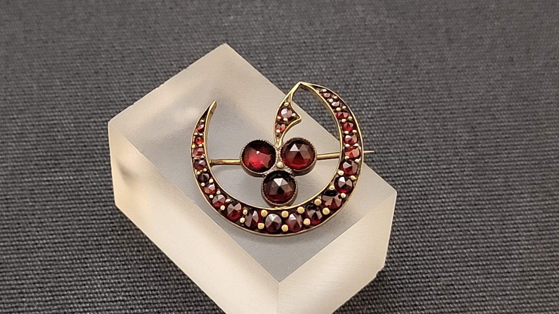 Broches & Aiguilles: Antike Granat-Brosche – D'occasion à Basel par spinne02 1