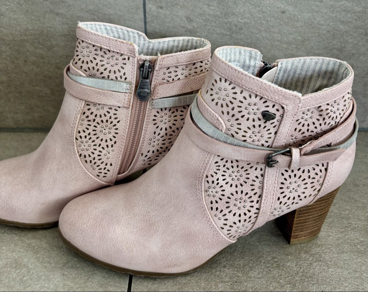 Tom Tailor Scarpe da donna: NEU: Rosa Stiefeletten mit Absatz, Tom Tailor Gr. 38 – Nuovo e nell'imballaggio originale da Oberdorf SO venduto da misijael