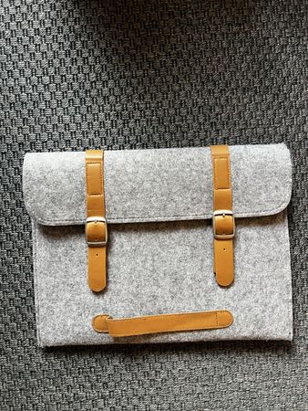 Graue Filz Laptoptasche mit Lederimitatriemen, 15 Zoll
