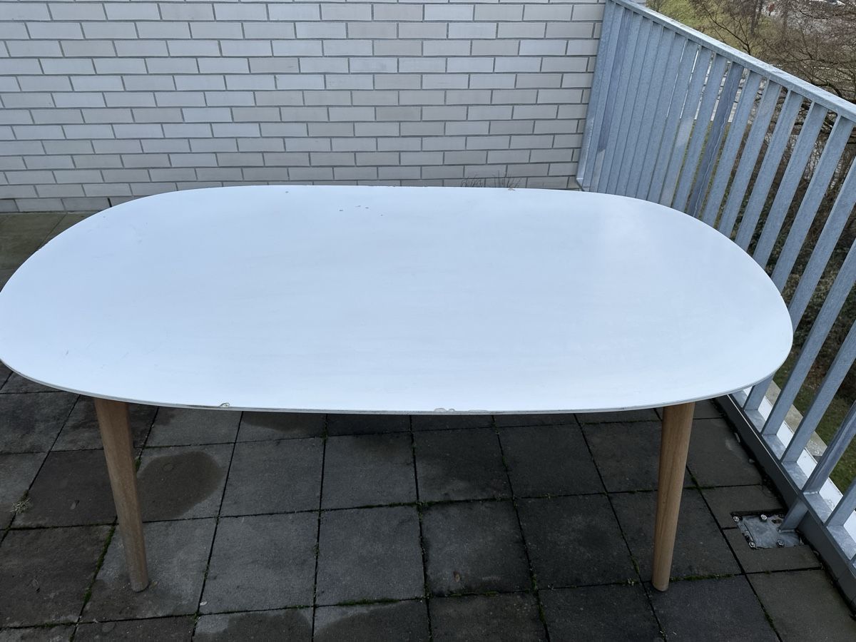 Tables: Vintage white kitchen table, seats 4 - solid wood! – D'occasion à Winterthur par fad_lq6w
