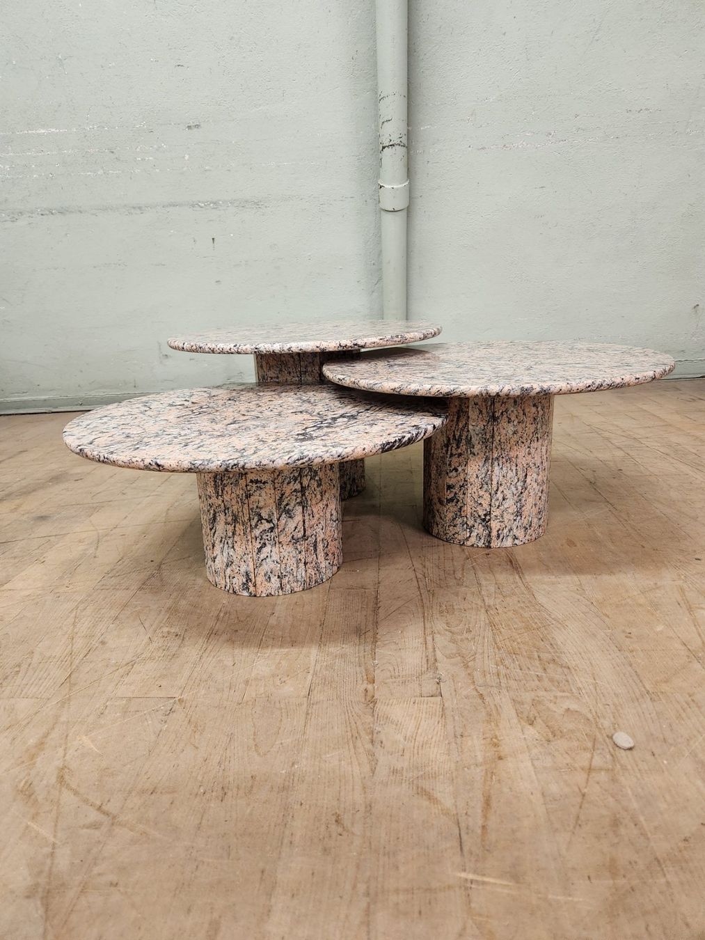 Tavoli: Runde Designer Couchtische aus Granit – Usato da Lichtensteig venduto da UsedIN 1