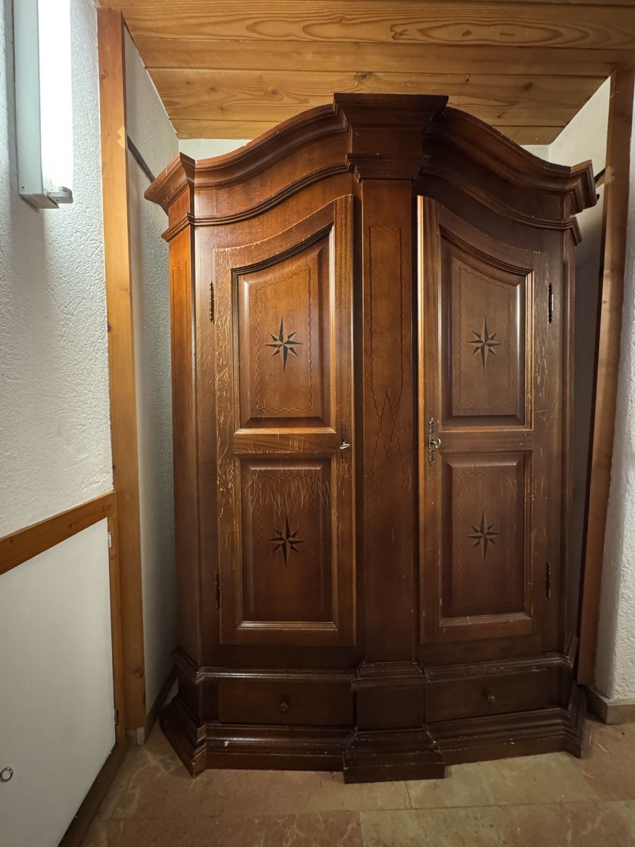 Armadi: Antiker Schrank – Usato da Basel venduto da jolipups12