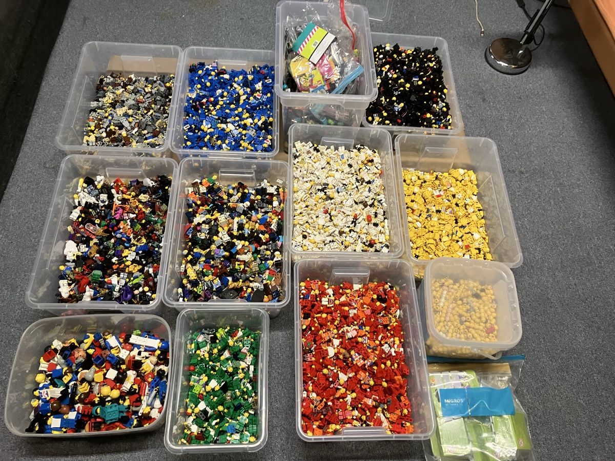 Lego Kit di costruzioni: Ca. 7000-7500 Lego Figuren – Usato da Luzern venduto da windundsichtschutz