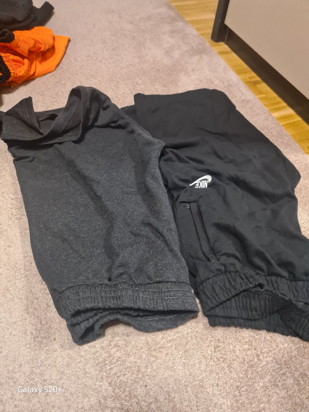 Pantaloni: 2 Capri/Kurze Hosen Schwarz – Usato da Zürich venduto da Alibaba1234 1