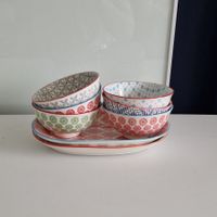 Set bestehend aus 6 Porzellanschüsseln und 2 ovalen Tabletts
