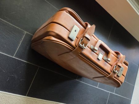 Vintage Leder-Reisekoffer mit Schlüsseln
