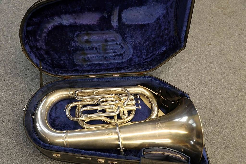 Strumenti musicali: Es-Tuba Besson New Standard, versilbert, 3 Ventil – Usato da Uster venduto da mus_t2bq