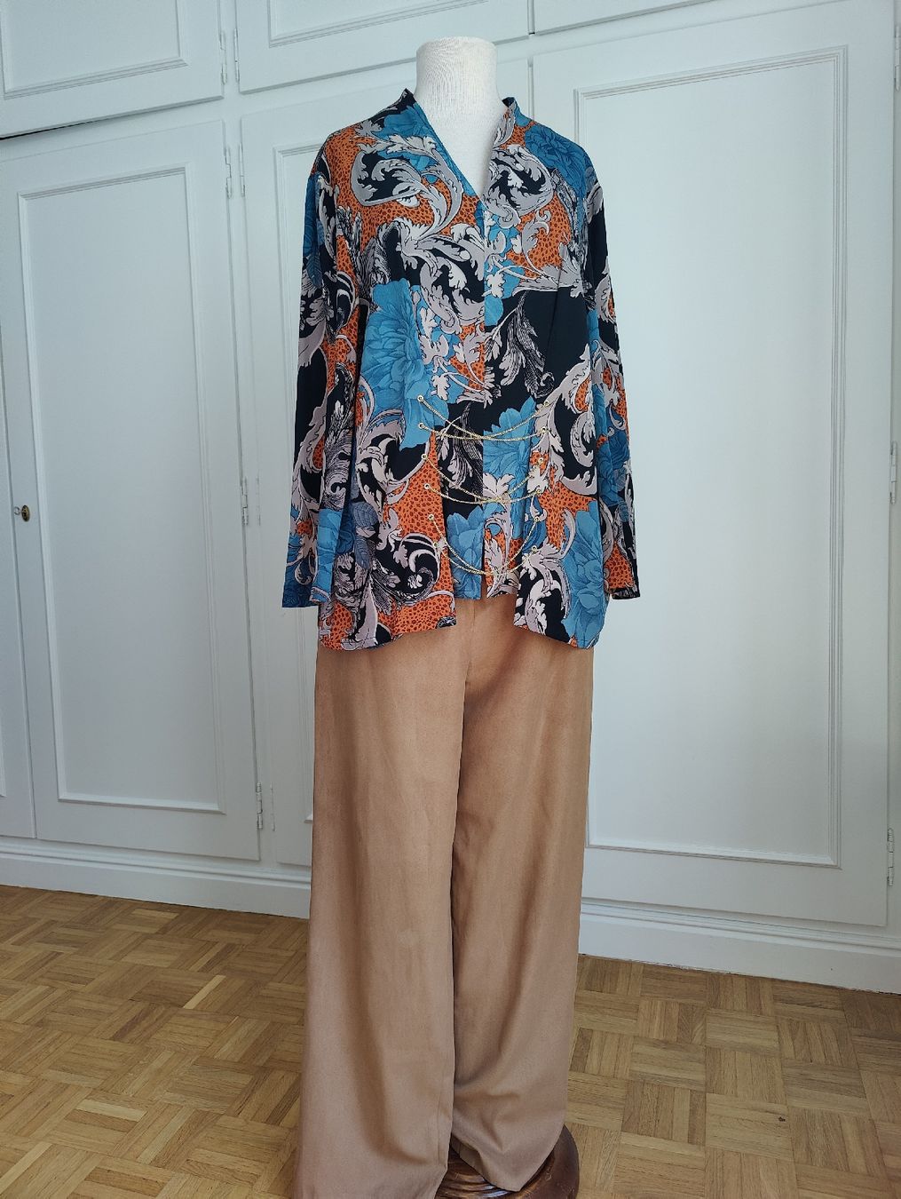 Chemisiers: Vintage Pure Silk Patterned Blouse with Chains – D'occasion à La Tour-de-Peilz par dAutrefois 5