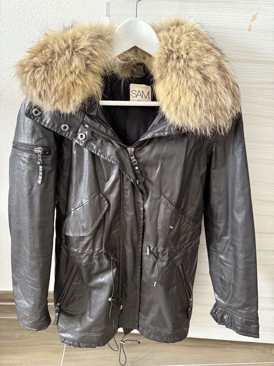 Cappotti: Giacca parka con collo pelliccia di coyote – Usato da Davesco-Soragno venduto da tin_6xjv