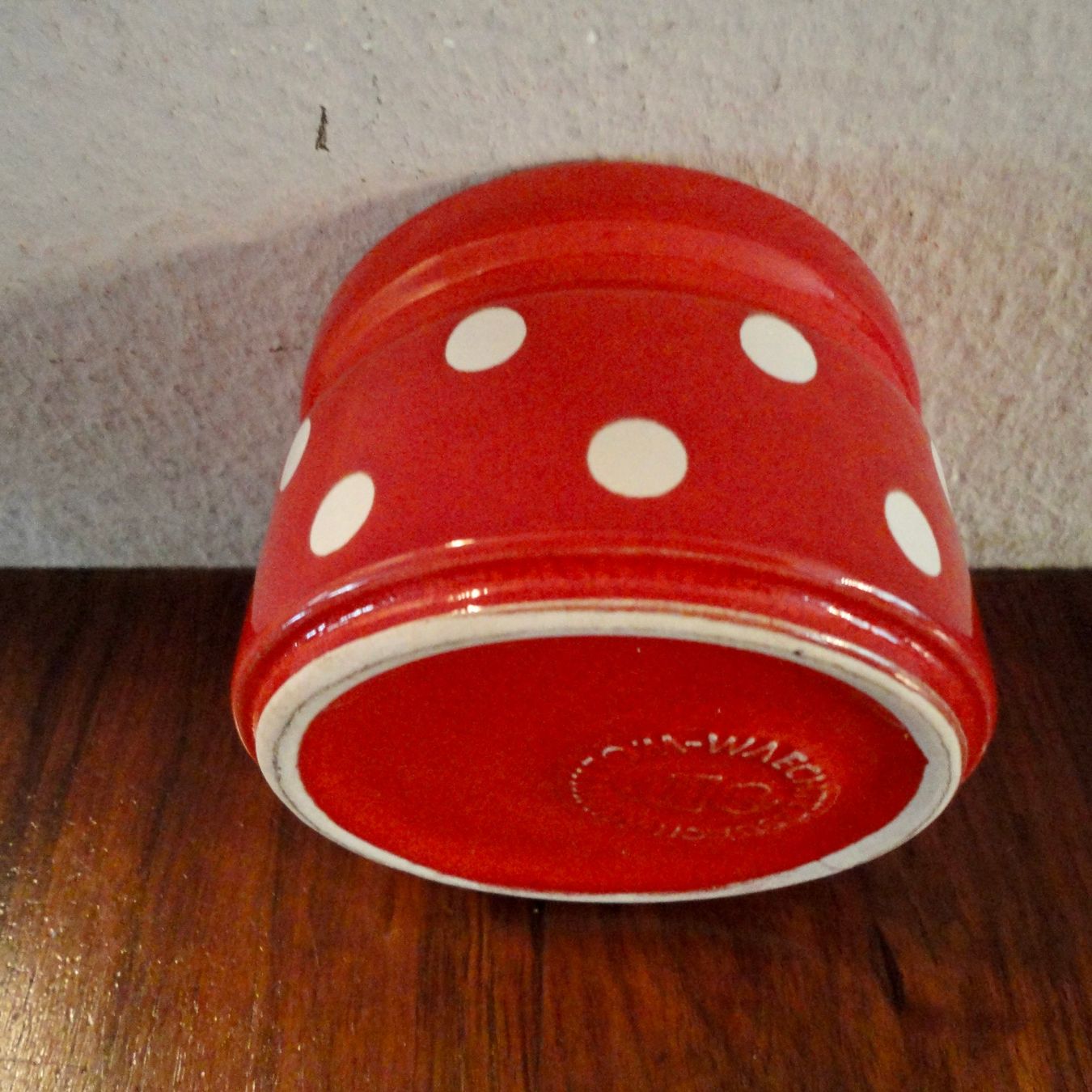 Ciotole: Rote Keramikschale mit weissen Punkten. – Usato da Wädenswil venduto da LIS11 3