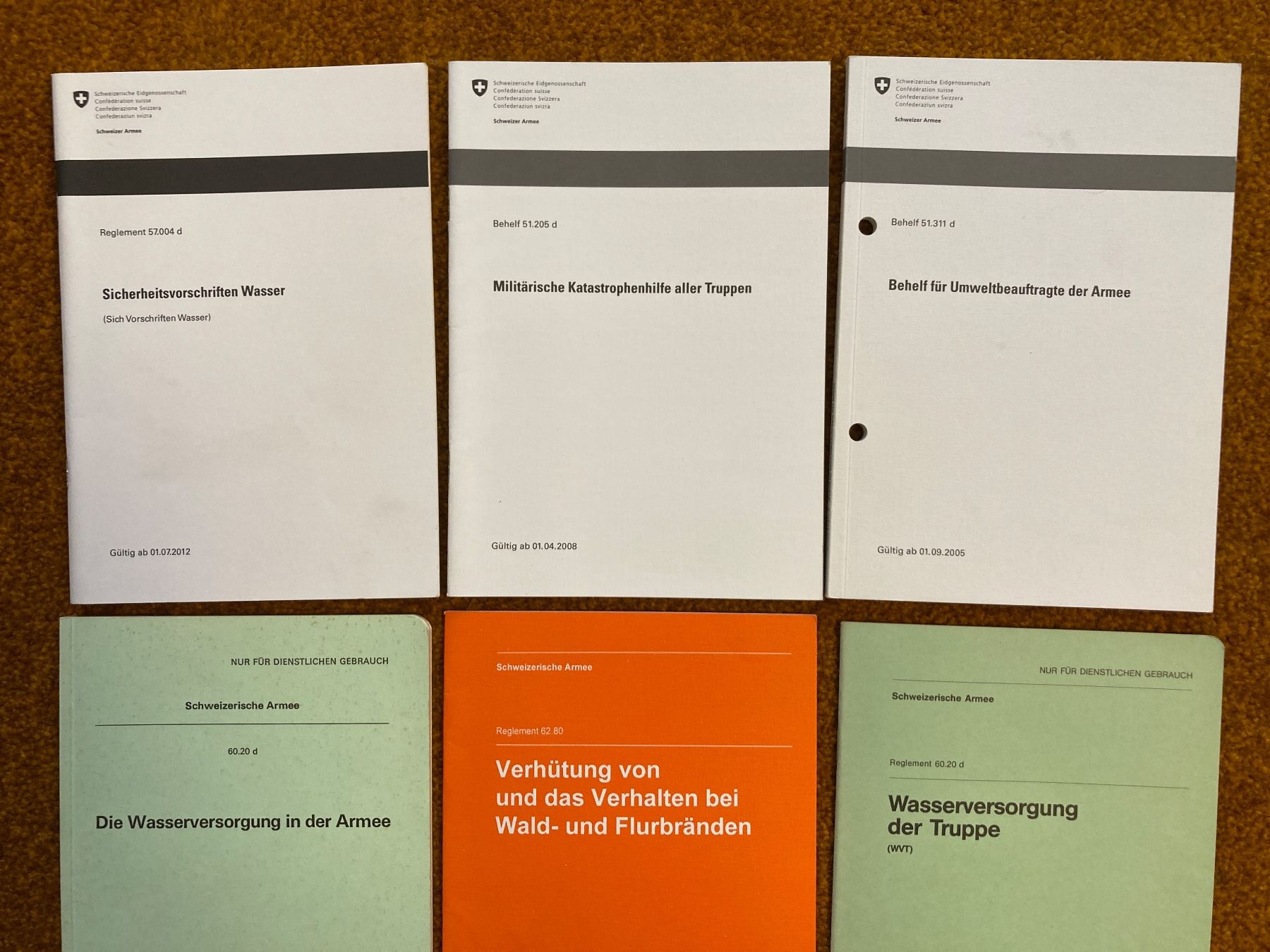 Bücher: 8 Reglemente der Schweizer Armee – Gebraucht aus Brütten von Hst1 1