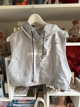 Crop top à capuche Reebok, taille L, comme neuf!