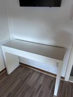 IKEA MALM Schminktisch mit Glasplatte + grauer Stuhl