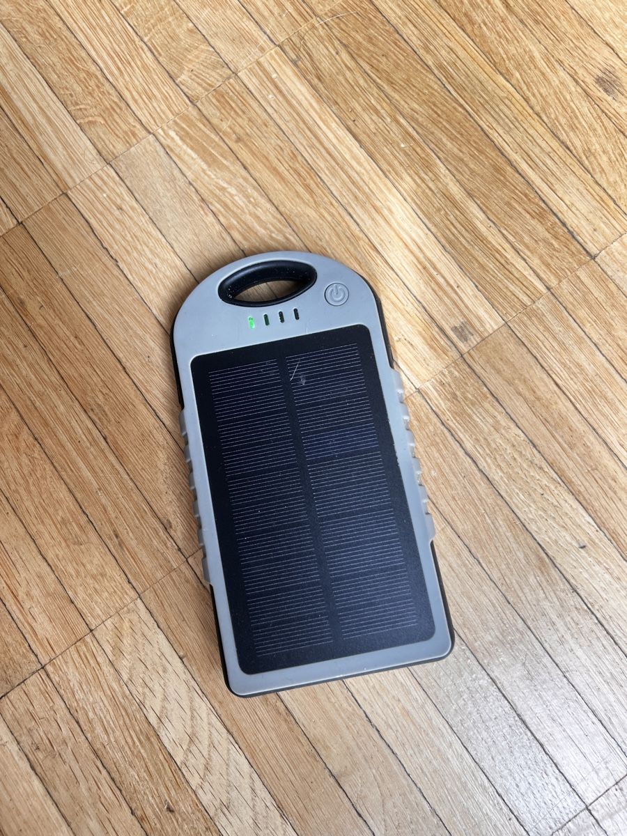 Batterie: Powerbank mit Solarpanel – Usato da Winterthur venduto da Leonie_s