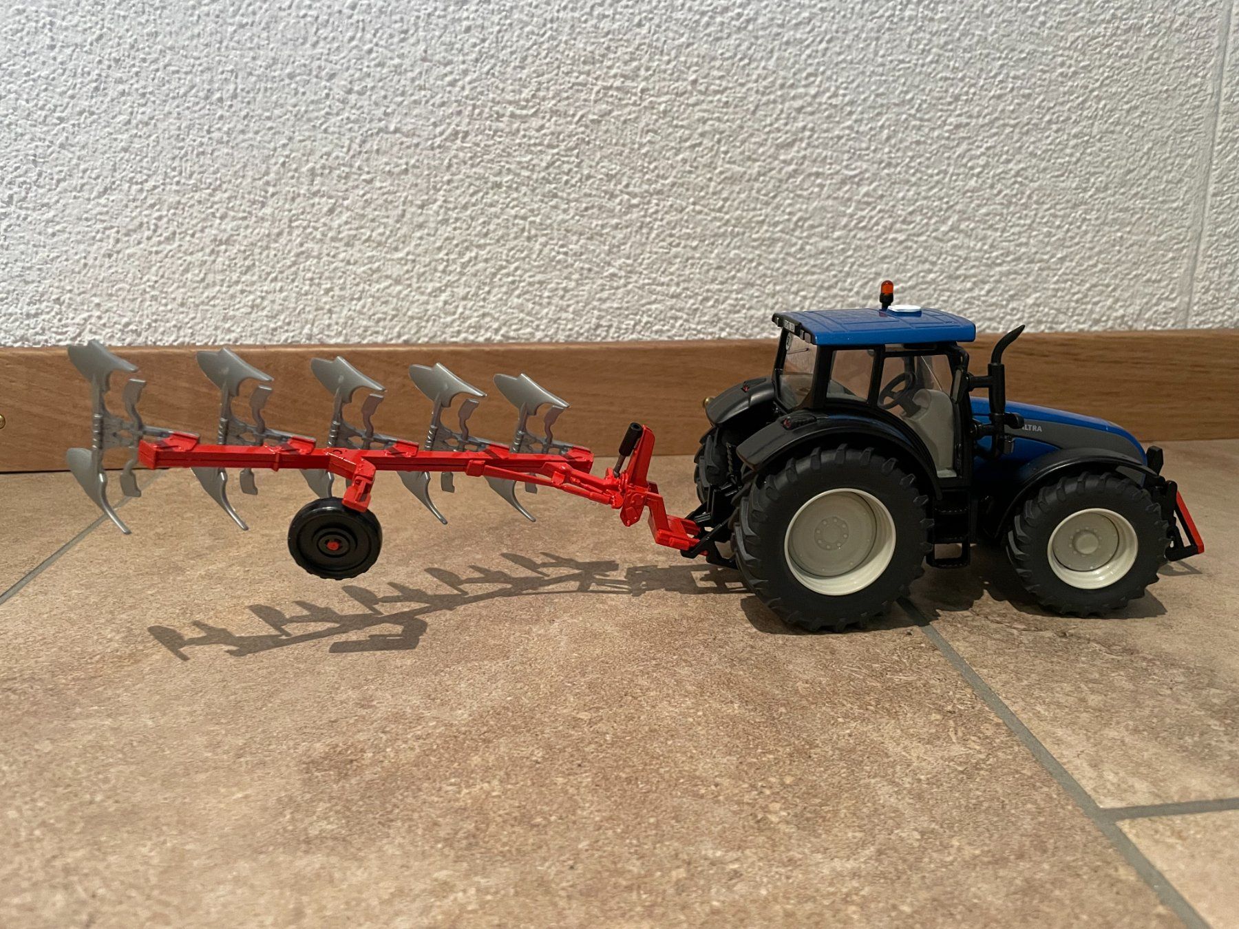 Valtra Traktoren: SIKU Valtra T191 mit Pflug – Neu und originalverpackt aus Kreuzlingen von Stefan1150 2
