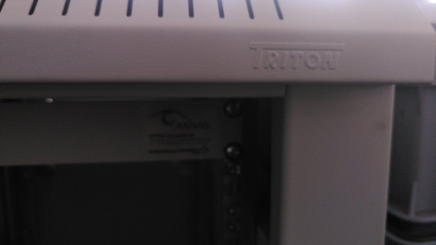Racks & Ständer: Netzwerkschrank der Marke Triton – Gebraucht aus Zürich von sar_7qmm 3