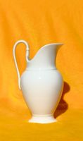 Formschöner Wasser - Krug aus Porzellan