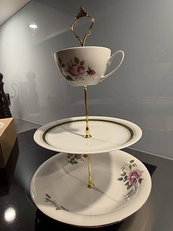 Plateaux: Kuchen/Gebäck Etagère 3-stöckig – D'occasion à Zürich par Marielejars 1