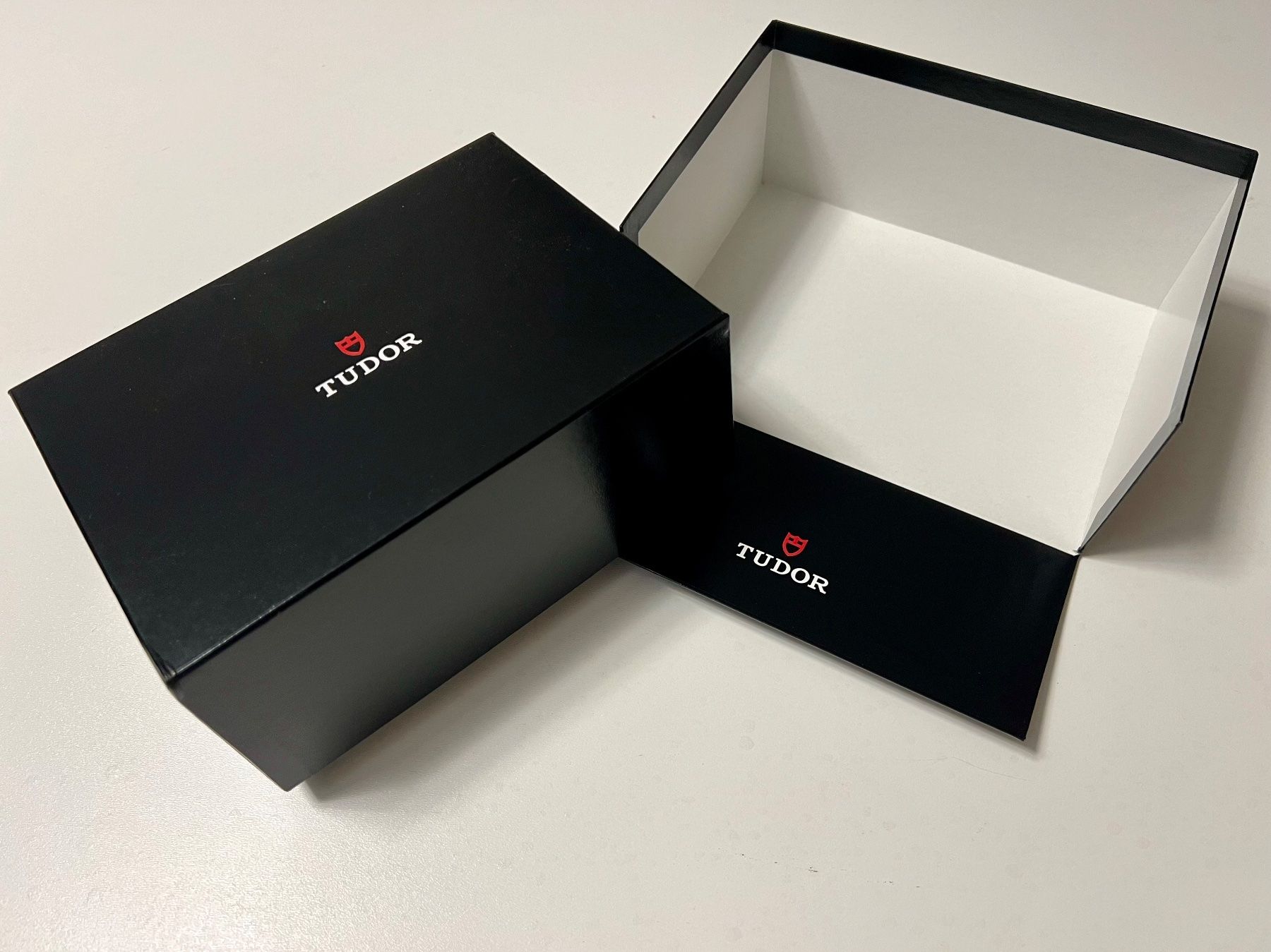 Tudor Uhren: TUDOR original black outerbox for watchbox – Gebraucht aus Mont-sur-Lausanne von vmi_ym5l