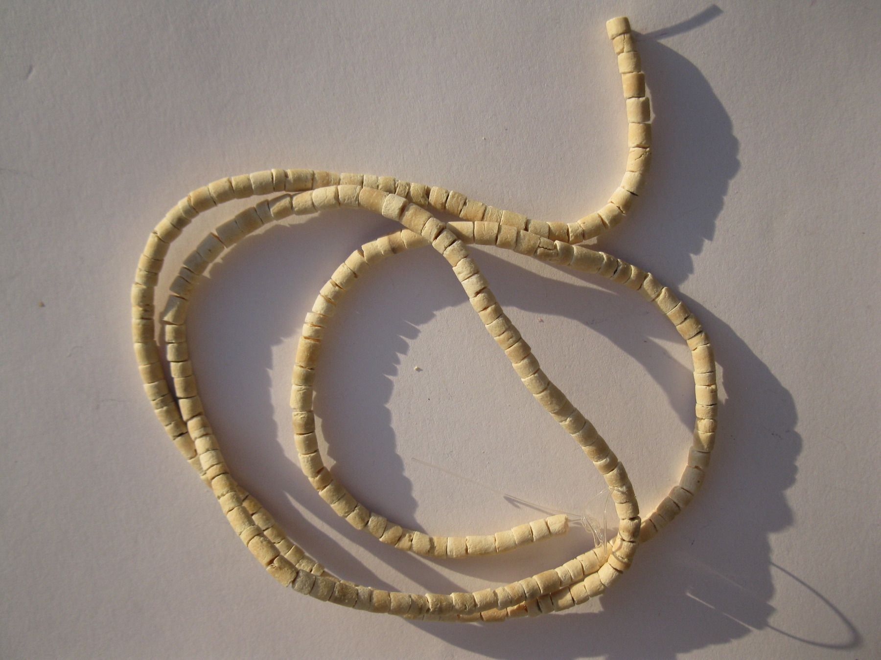 Perlen (unechte): 1 Strang Kokosperlen hell 3,6mm – Neu und originalverpackt aus St. Margarethen TG von LuanaKa 1