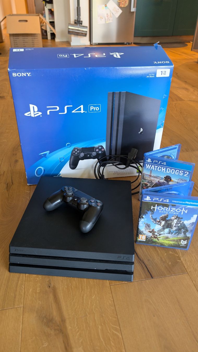 Sony Console: Console Sony PlayStation 4 Pro - 1 To - Comme Neuve! – Usato da Pâquier-Montbarry venduto da mikado1201