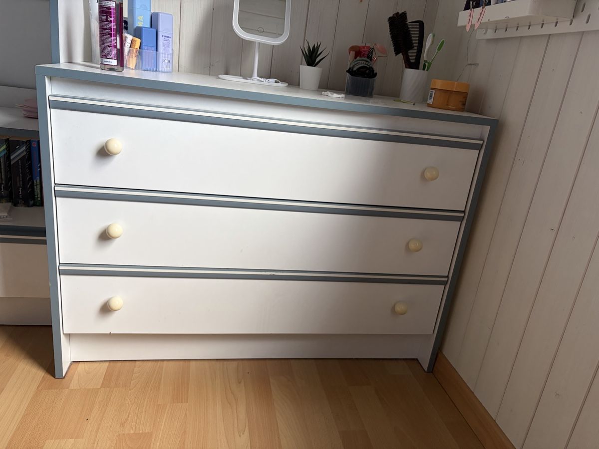 Letti: Ensemble chambre enfant lit bureau commode état usagé – Usato da St-Imier venduto da MMD73. 1
