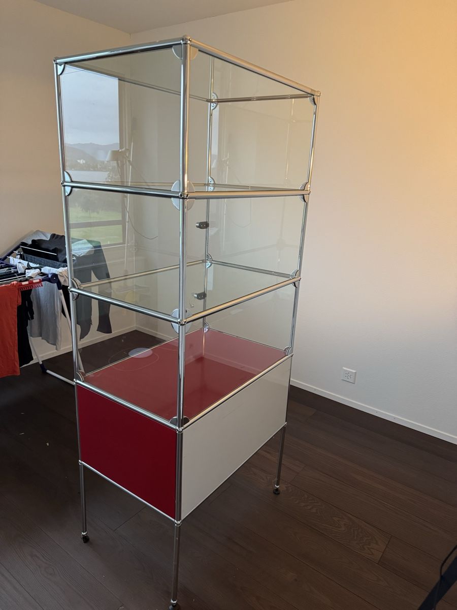 USM Vitrinen: USM Glasvitrine wahlweise Rot oder Weiss – Gebraucht aus Altendorf von Giovanni77 1