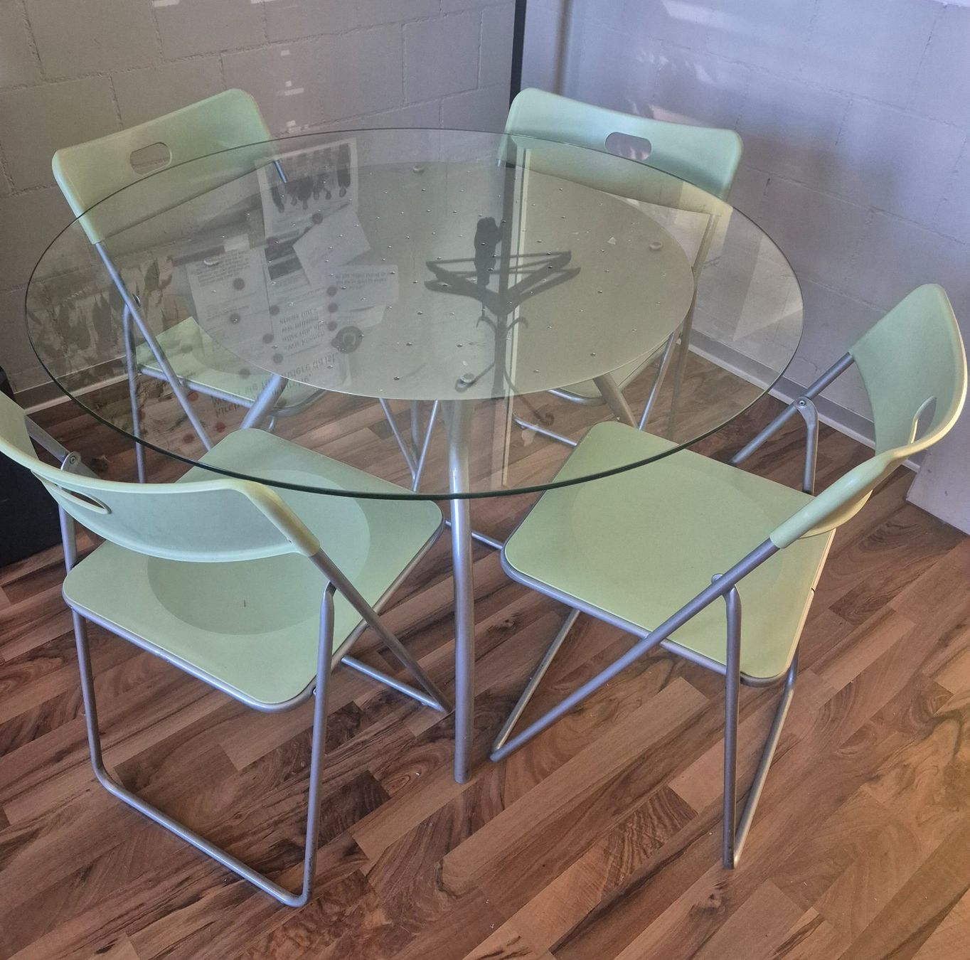 Tables: Glastisch (rund) mit Stühlen – D'occasion à Ins par SCM_BV_CH