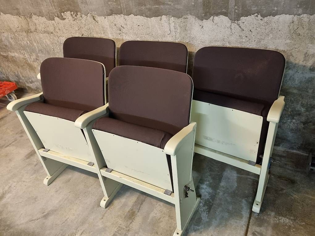 Poltrone: Sièges de cinéma ancien – Usato da Neuchatel venduto da Groove
