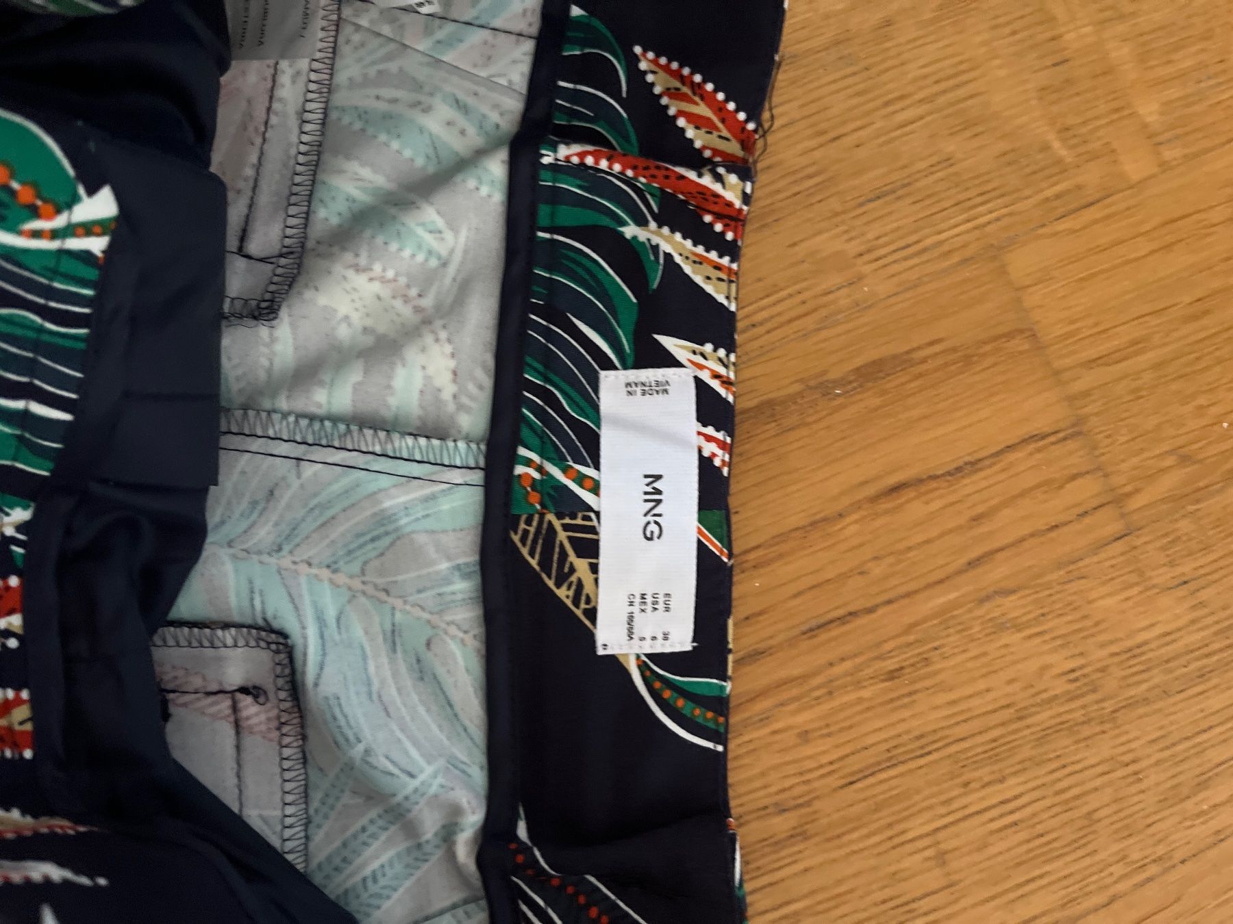 Mango Hosen: Tropical Leaf Print MNG Capris - Size 38 Perfect for Su... – Gebraucht aus Zürich von kleinesgrau 1